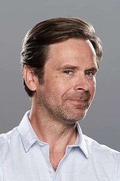 Matthias Matschke interpreta Prison Guard