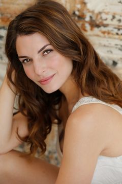 Adrienne Rusk interpreta Mother