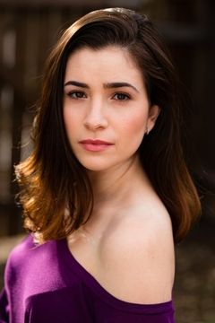 Kenzie Caplan interpreta Debbie