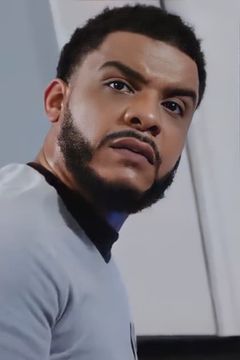 Luis Sanchez interpreta Convention Security (uncredited)