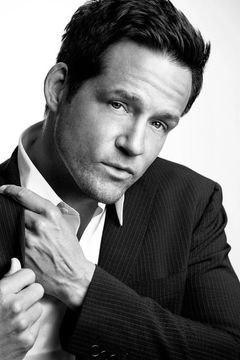Josh Hopkins interpreta Grayson Ellis