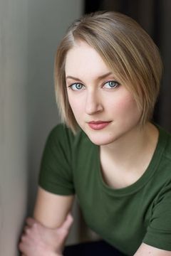 Hil Horvath interpreta Becky Conner