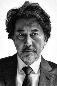 Koji Yakusho interpreta Yasujiro Wataya