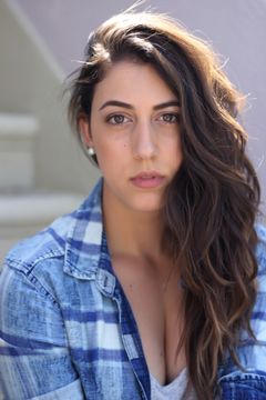 Caitlin Dechelle interpreta Katie