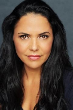 Miriama Smith interpreta Renae Warrington