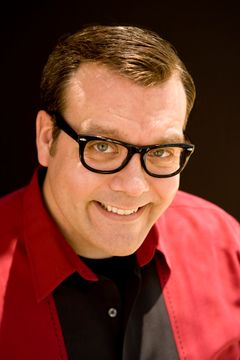 Brian T. Stevenson interpreta Southern Owl (voice)
