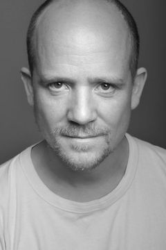 Richard Glover interpreta Brigadier Nicholson