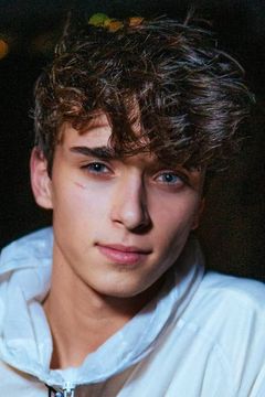 Josh Richards interpreta Hunter