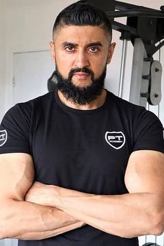 Adam Kiani interpreta Security Guard
