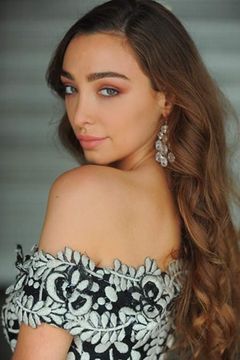 Alessandra Starr Ward interpreta Nadziratelnitsa
