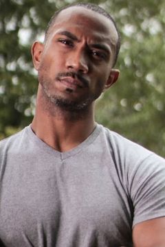 Nathaniel Perry interpreta Tequila Goon 2 (uncredited)