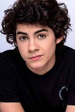 Emjay Anthony interpreta Dylan Mitchell