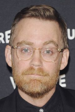 Kevin Christy interpreta Lester Linden