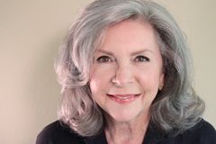 Sandra Daubert interpreta Mike's Mom (uncredited)