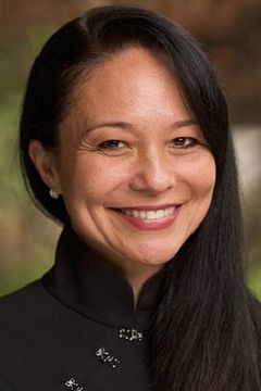 Elizabeth Lindsey interpreta Louise Deng