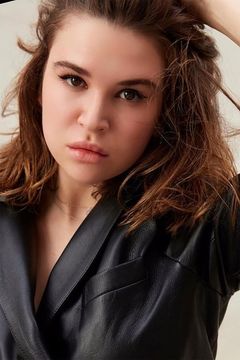 Polina Litvak interpreta Lily