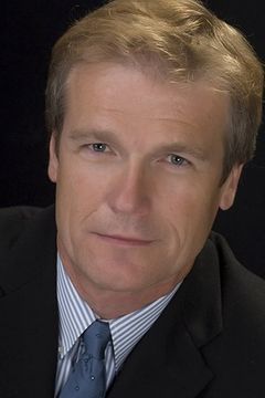 Myles O'Brien interpreta Reporter