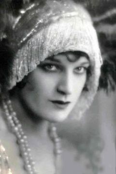Edna Mae Cooper interpreta Woman of the Court