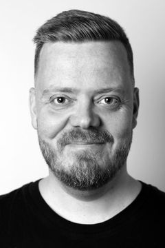 Guðmundur Karl Sigurdórsson interpreta Marine (uncredited)