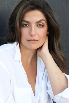 Irene Gerakas interpreta Reporter