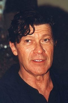 Robbie Robertson interpreta Roger