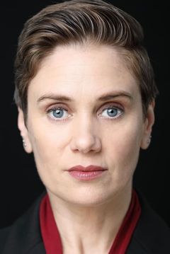 Jennifer Christa Palmer interpreta Detective Peters