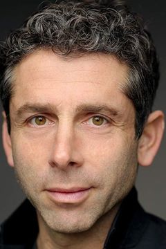 Elliot Levey interpreta Alex