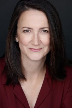 Ellie Harvie interpreta Natalie Allen