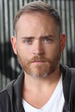 Daniel Ballard interpreta Male Shopper