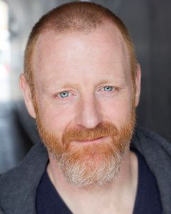 David Nolan interpreta Passing Father