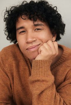 Jarrett Carlington interpreta Perry