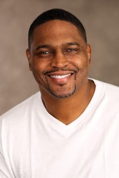 Derrick Gilliam interpreta Tracksuit