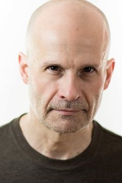 Ken Godmere interpreta Baker