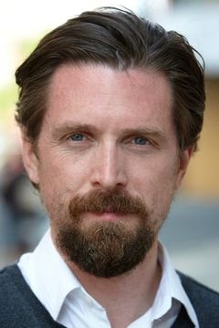 Kevin Keating interpreta Student