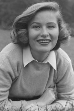 Nancy Olson interpreta Secretary at Ford Motor Company