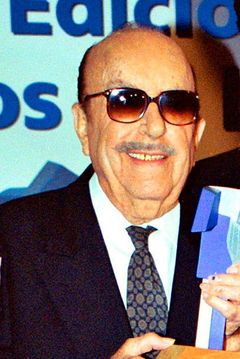 Matías Prats Sr. interpreta (voice) (archive sound) (uncredited)