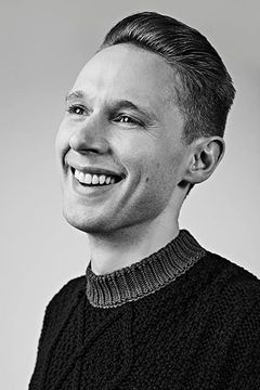 Samuel Barnett interpreta Mr. Severn