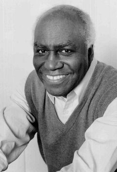 Robert Kya-Hill interpreta Joe Charles