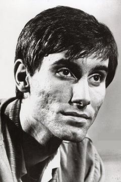 Anthony James interpreta Leroy