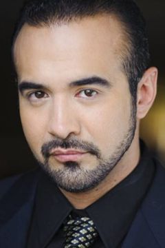Enrique Almeida interpreta Intruder