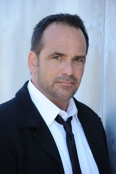 Robert Rusler interpreta Mr. Blake