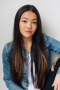 Kylie Goldstein interpreta Young Kiriko
