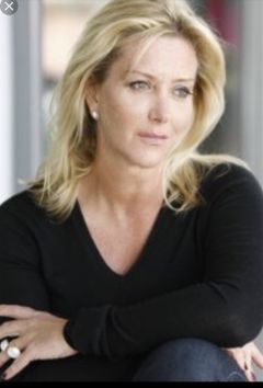 Katy Barker interpreta Julie