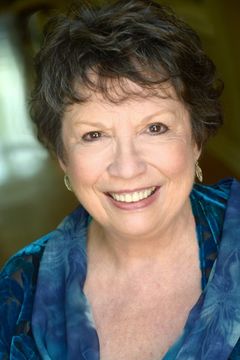 Pam Dougherty interpreta 60 Yr. Old Woman