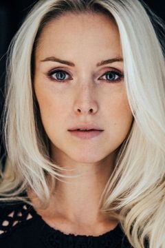 Vivien Wulf interpreta Renee