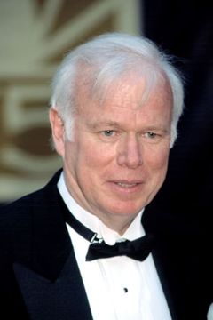 Kevin Tighe interpreta Max Stevens