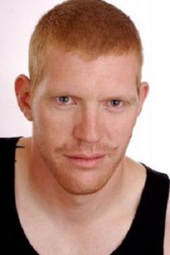 Reuben De Jong interpreta Father (Suit)