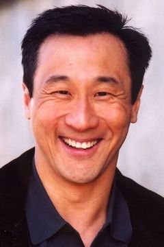 James Kiriyama-Lem interpreta Dr. Lee