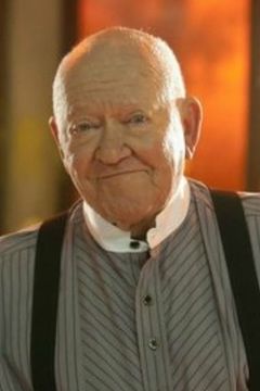 Richard Erdman interpreta Sgt. 'Hoffy' Hoffman