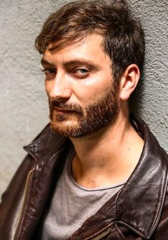 Alessio Moneta interpreta Riccardo Mariani